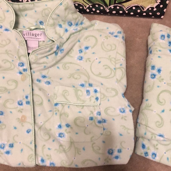 Group of flannel pajamas. Size large. In good pre-love/pre-worn condition. - Picture 4 of 6